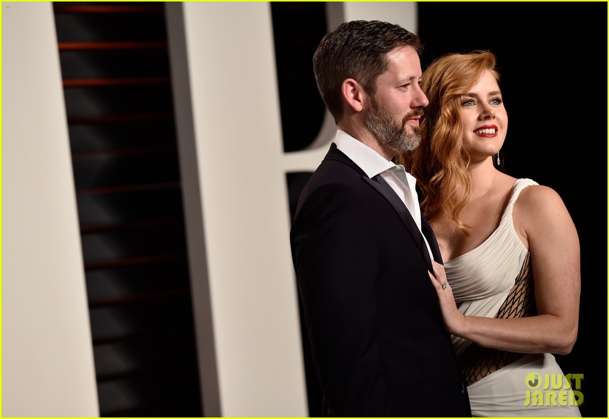 Amy Adams Plants Kiss on Partner Darren Le Gallo at Vanity Fair Oscar