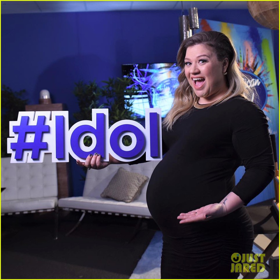 Pregnant Kelly Clarkson Puts Big Baby Bump on Display for 'Idol' Photo