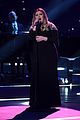 kelly clarkson performs on american idol while 8 months pregnant 01