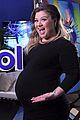 kelly clarkson performs on american idol while 8 months pregnant 02