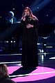 kelly clarkson performs on american idol while 8 months pregnant 05
