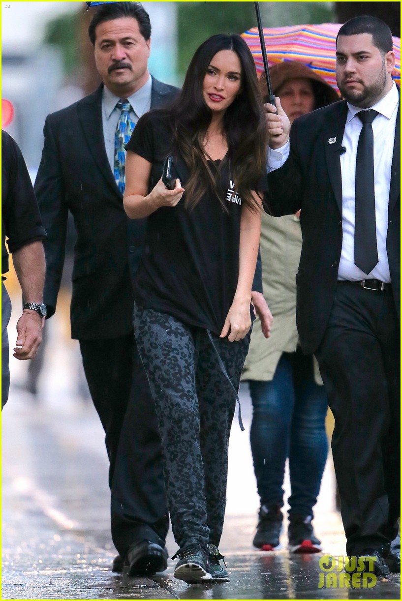 Megan Fox Reads Jimmy Kimmel & Guillermo's Palms - Watch!: Photo