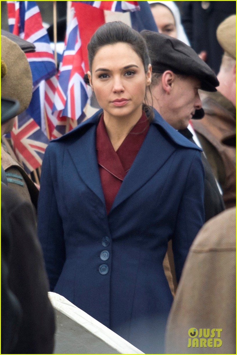 Photo: gal gadot filming wonder woman london trafalgar square 12