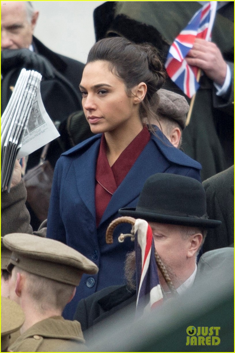 Photo: gal gadot filming wonder woman london trafalgar square 17