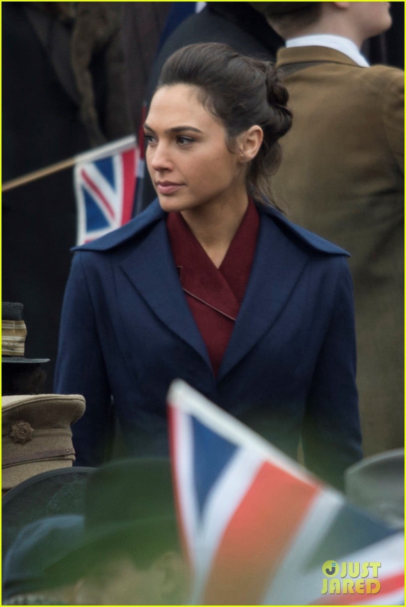 Gal Gadot Films 'Wonder Woman' in London's Trafalgar Square: Photo