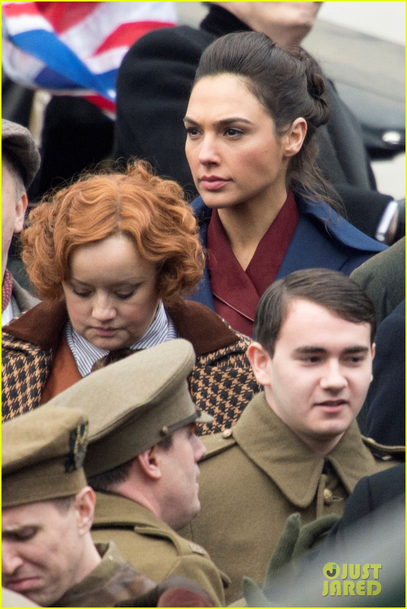 Photo: gal gadot filming wonder woman london trafalgar square 22