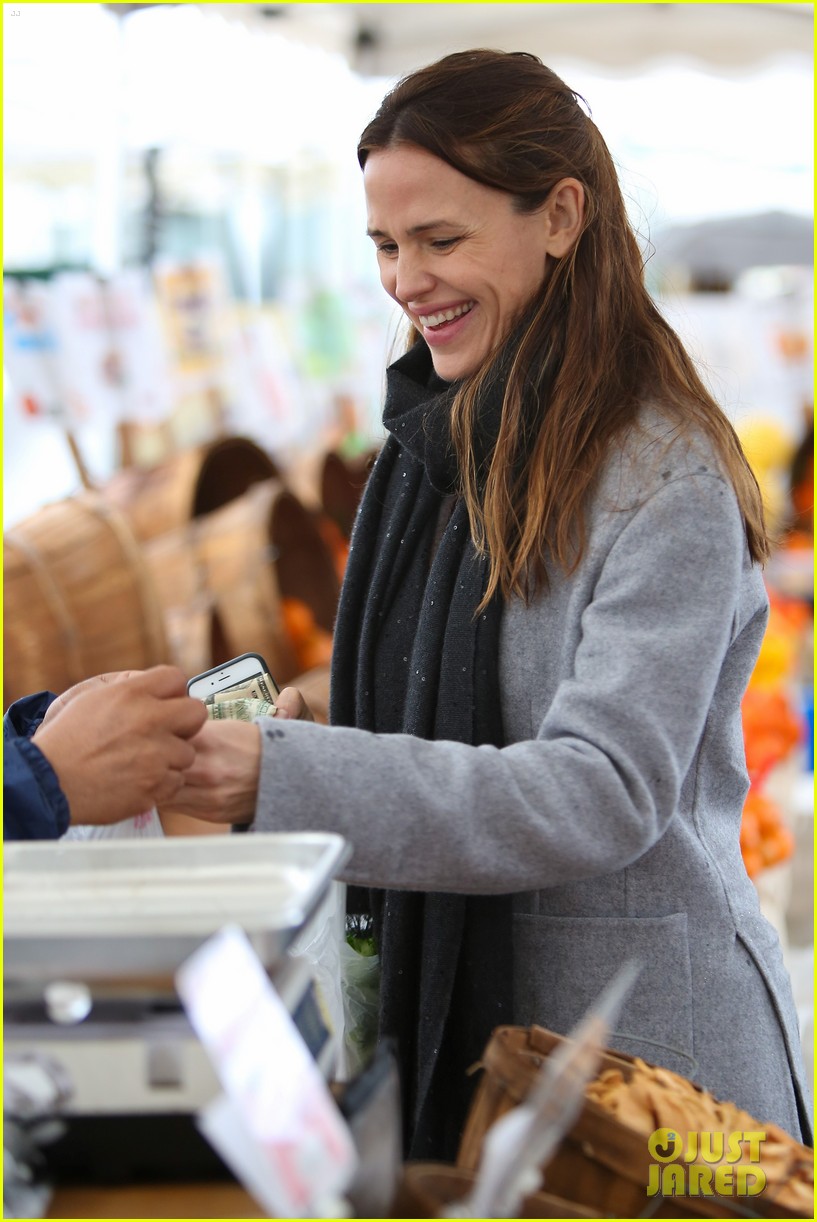 Photo: jennifer garner braves rain farmers market 25 | Photo 3566000