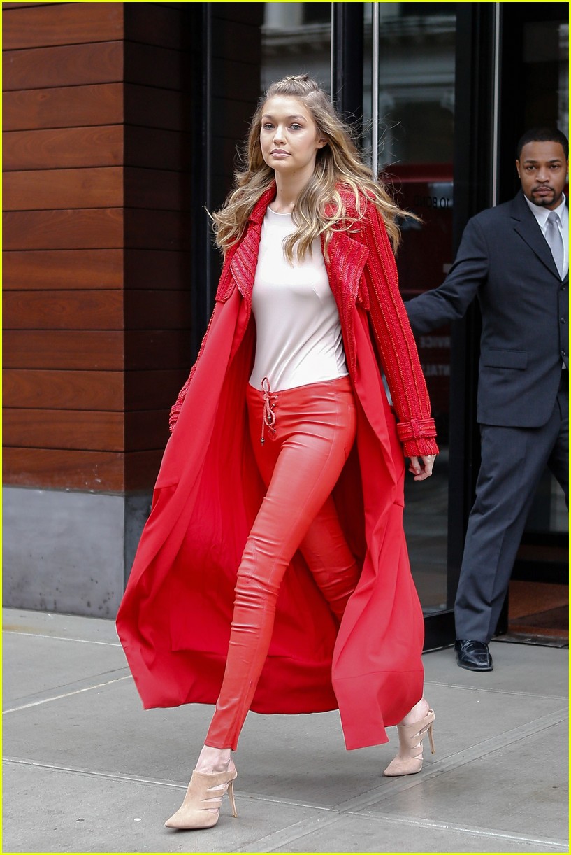 Gigi Hadid Lip Syncs to Zayn Malik's 'Pillowtalk' on Snapchat Photo 3580896 Photos Just