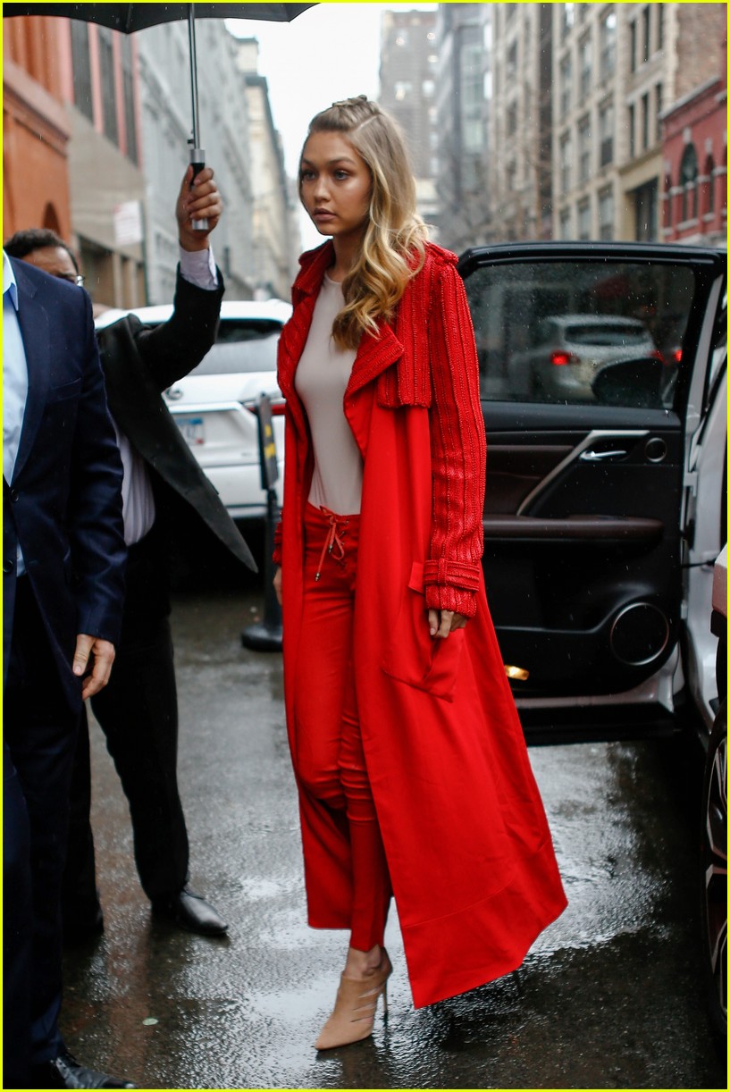 Gigi Hadid Lip Syncs to Zayn Malik's 'Pillowtalk' on Snapchat Photo 3580909 Photos Just