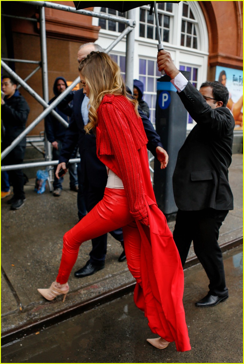 Gigi Hadid Lip Syncs to Zayn Malik's 'Pillowtalk' on Snapchat Photo 3580912 Photos Just