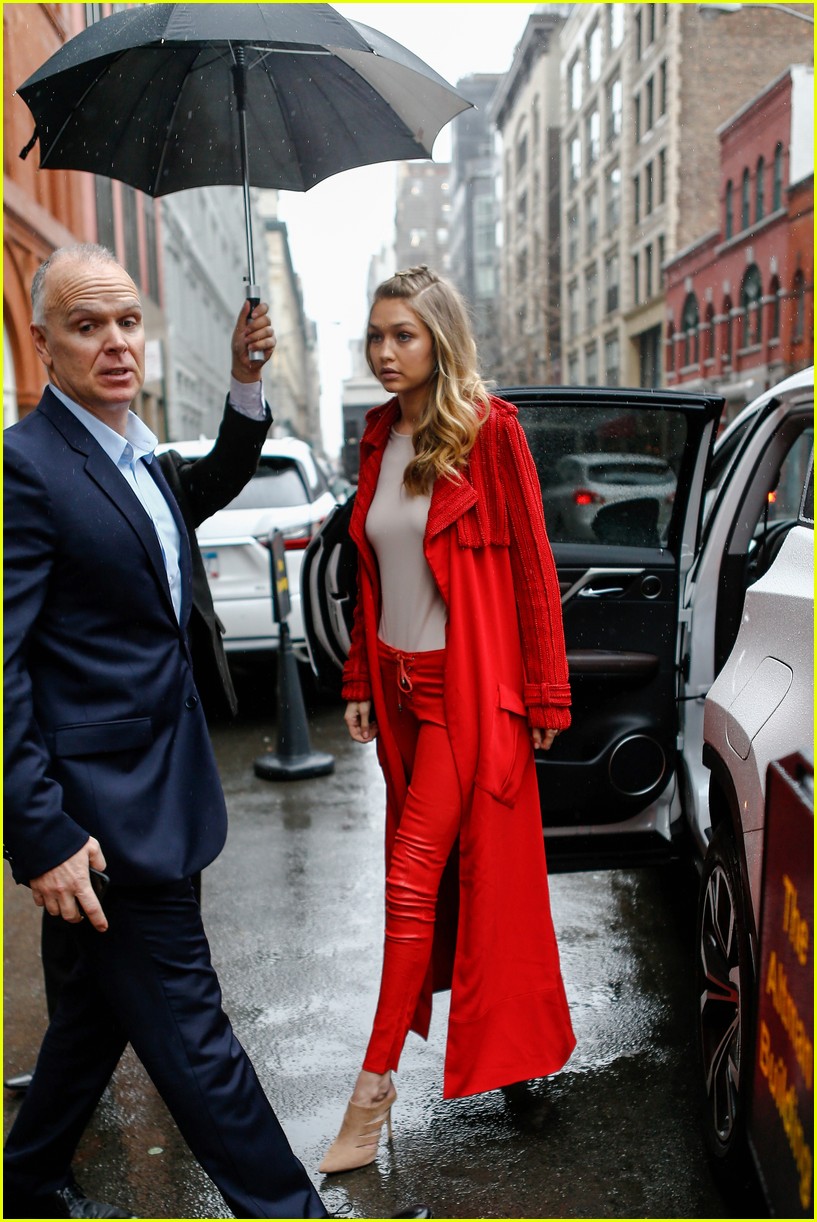 Gigi Hadid Lip Syncs to Zayn Malik's 'Pillowtalk' on Snapchat Photo 3580914 Photos Just