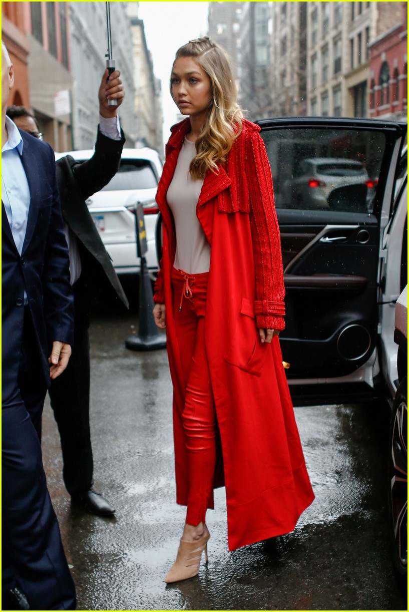 Gigi Hadid Lip Syncs to Zayn Malik's 'Pillowtalk' on Snapchat Photo 3580915 Photos Just