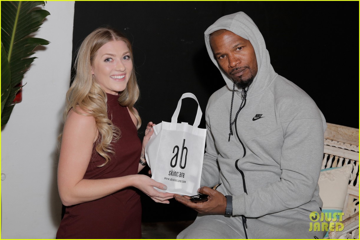 Photo jamie foxx zendaya bella thorne yara shahidi oscar style lounge