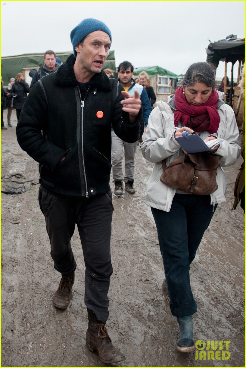 Jude Law Visits Jungle Refugee Camp in France Photo 3585966 Jude Law