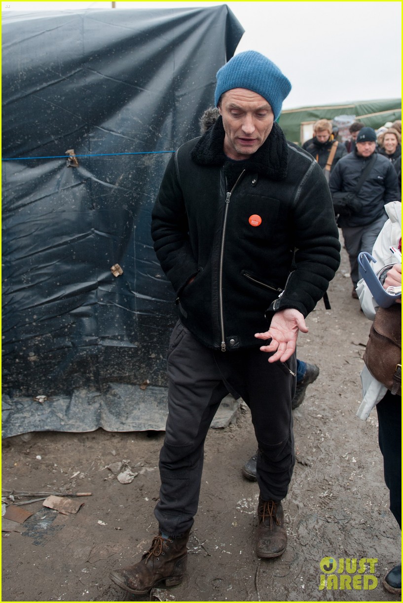 Jude Law Visits Jungle Refugee Camp in France Photo 3585982 Jude Law