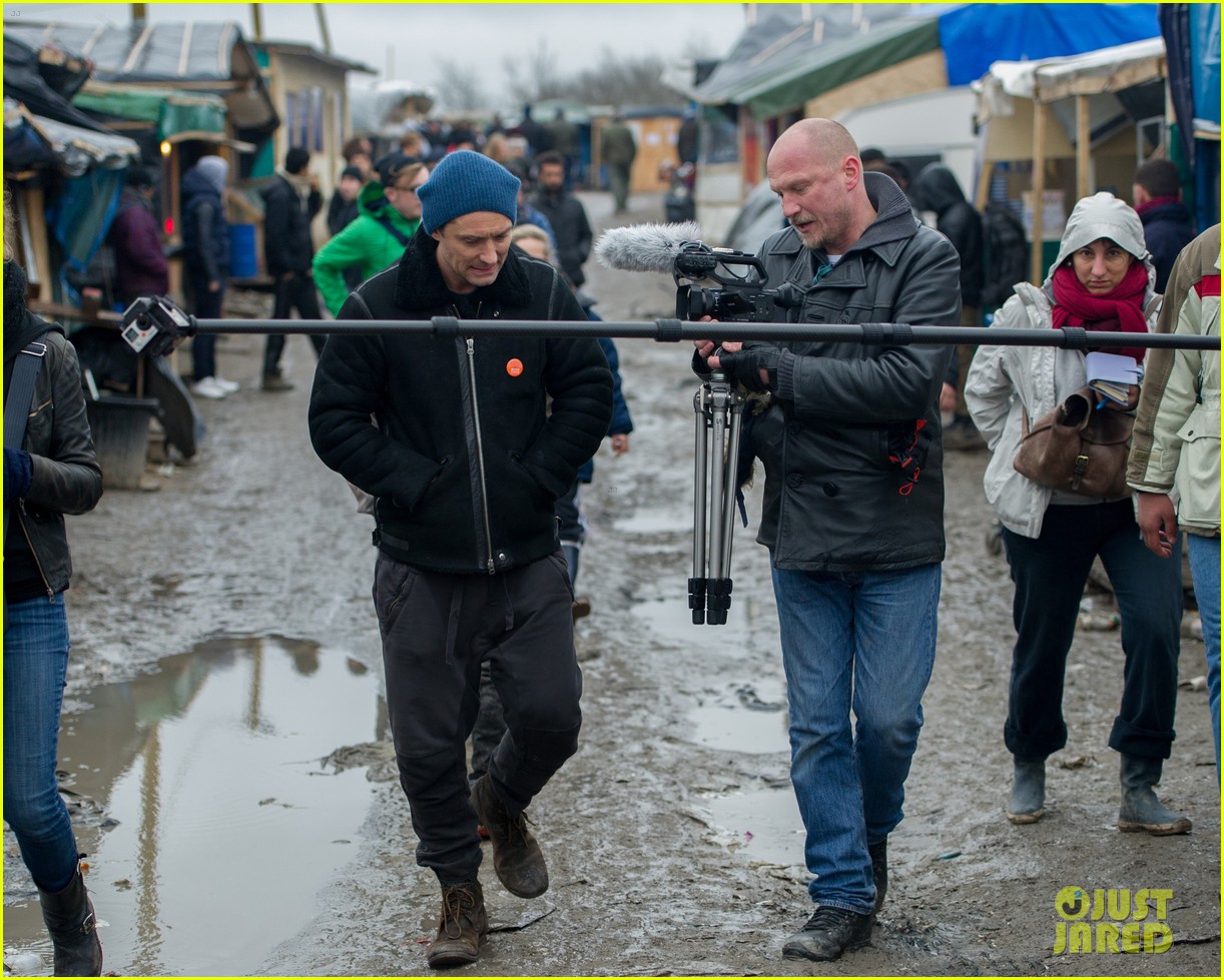 Jude Law Visits Jungle Refugee Camp in France Photo 3585990 Jude Law