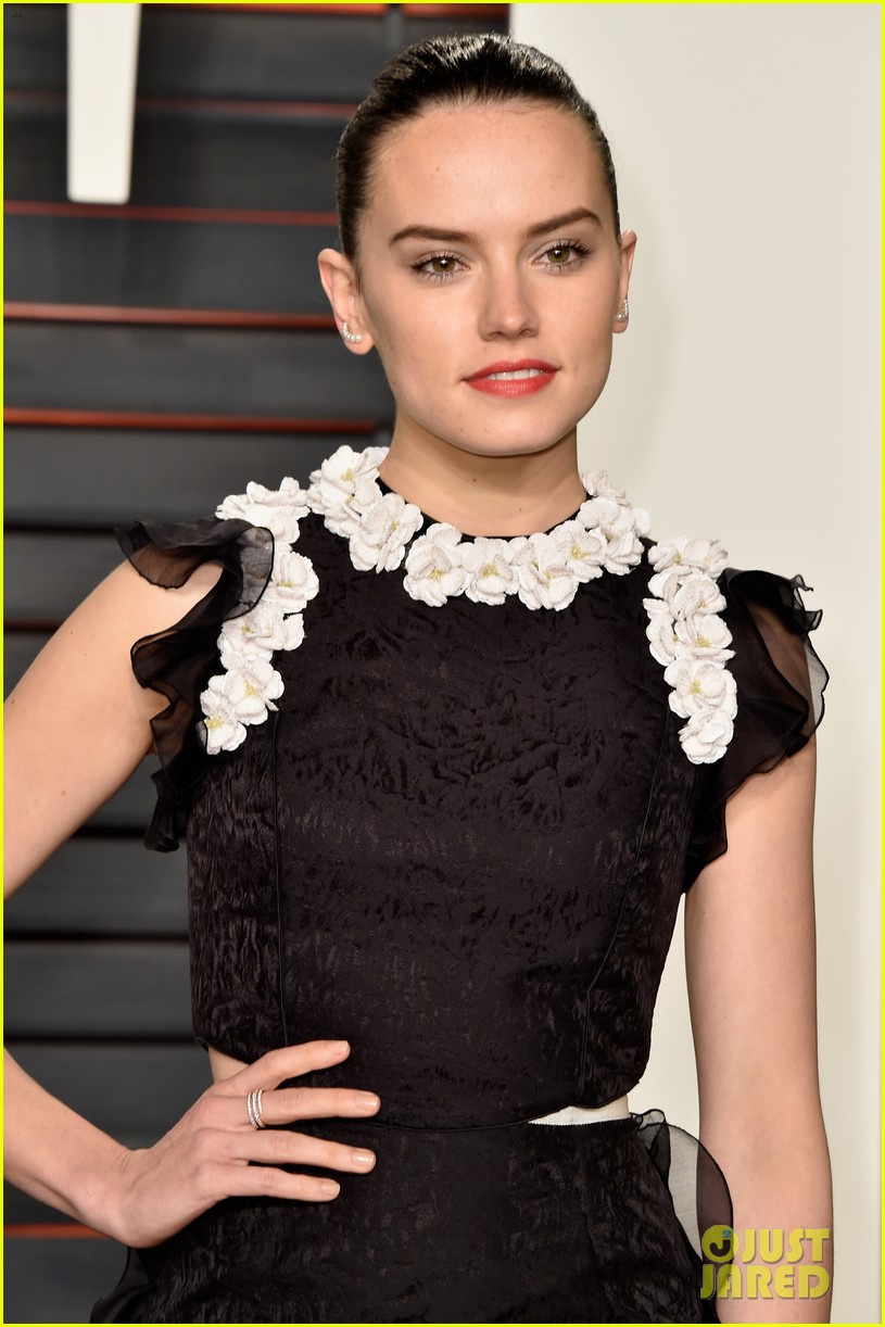 Daisy Ridley & Sophie Turner Switch Up Their Looks for Vanity Fair ...