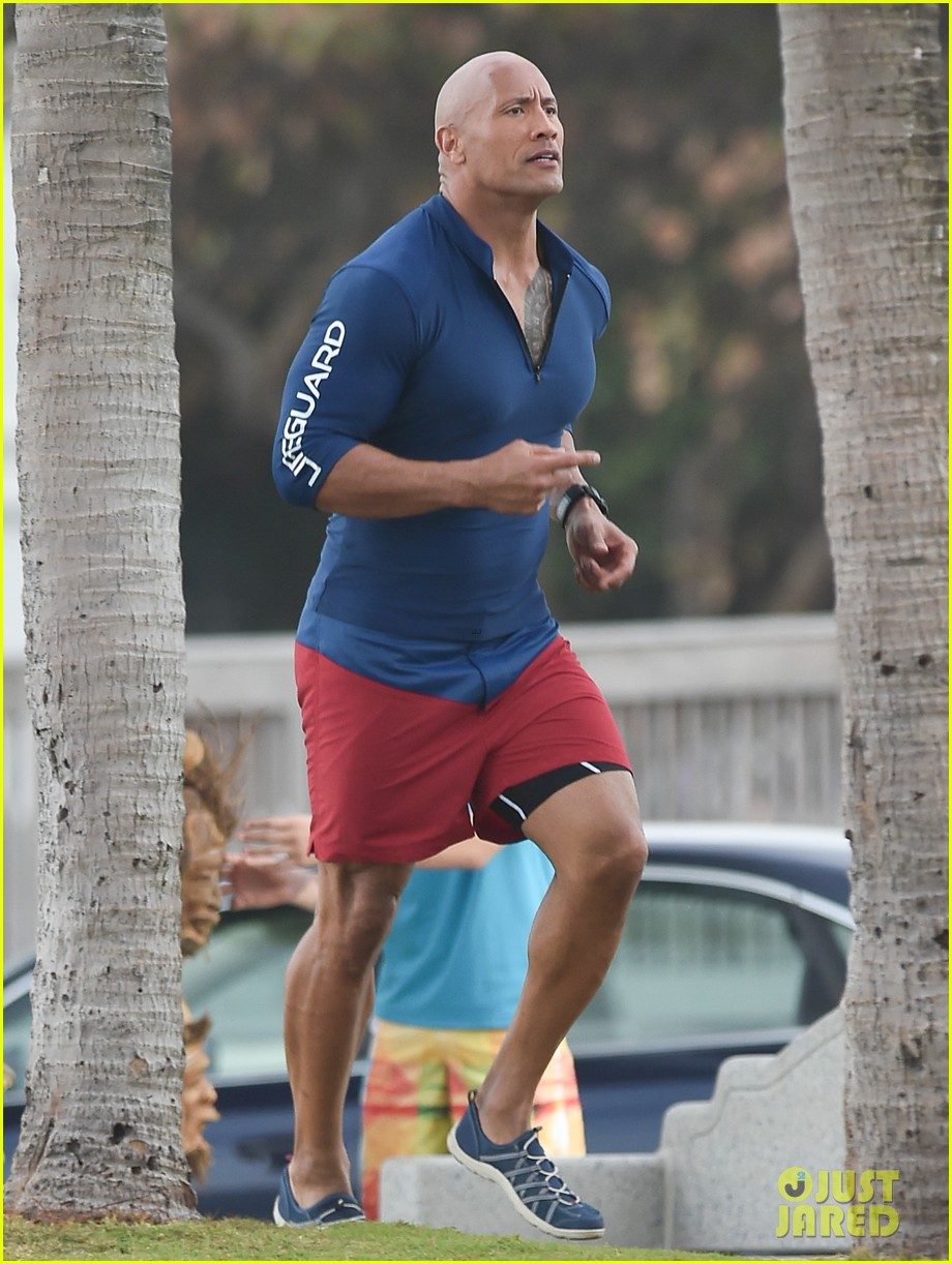 скала бежит. спасатели малиьу дуэйн ждонс. скала джонсон бег. бегун в горах. скала джонсон.