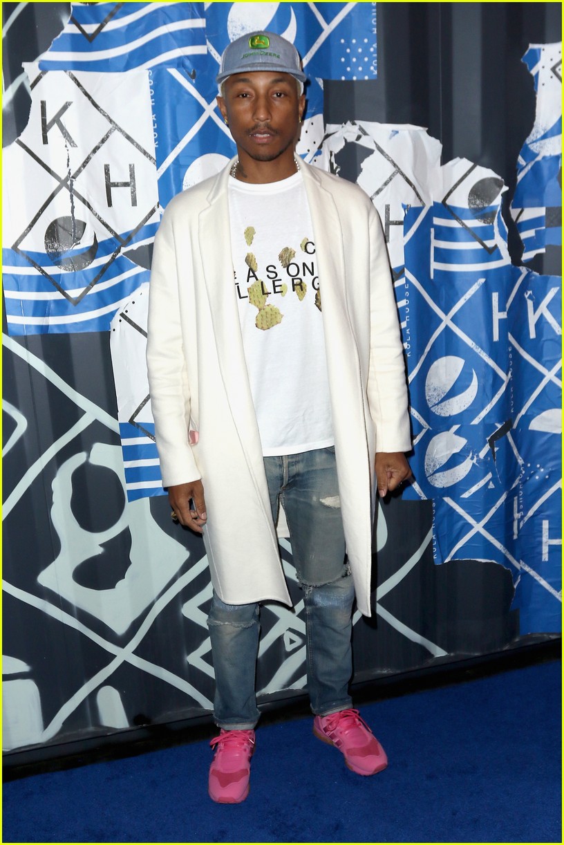 Pharrell Williams Performs at Pepsi NFL Rookie of the Year Award