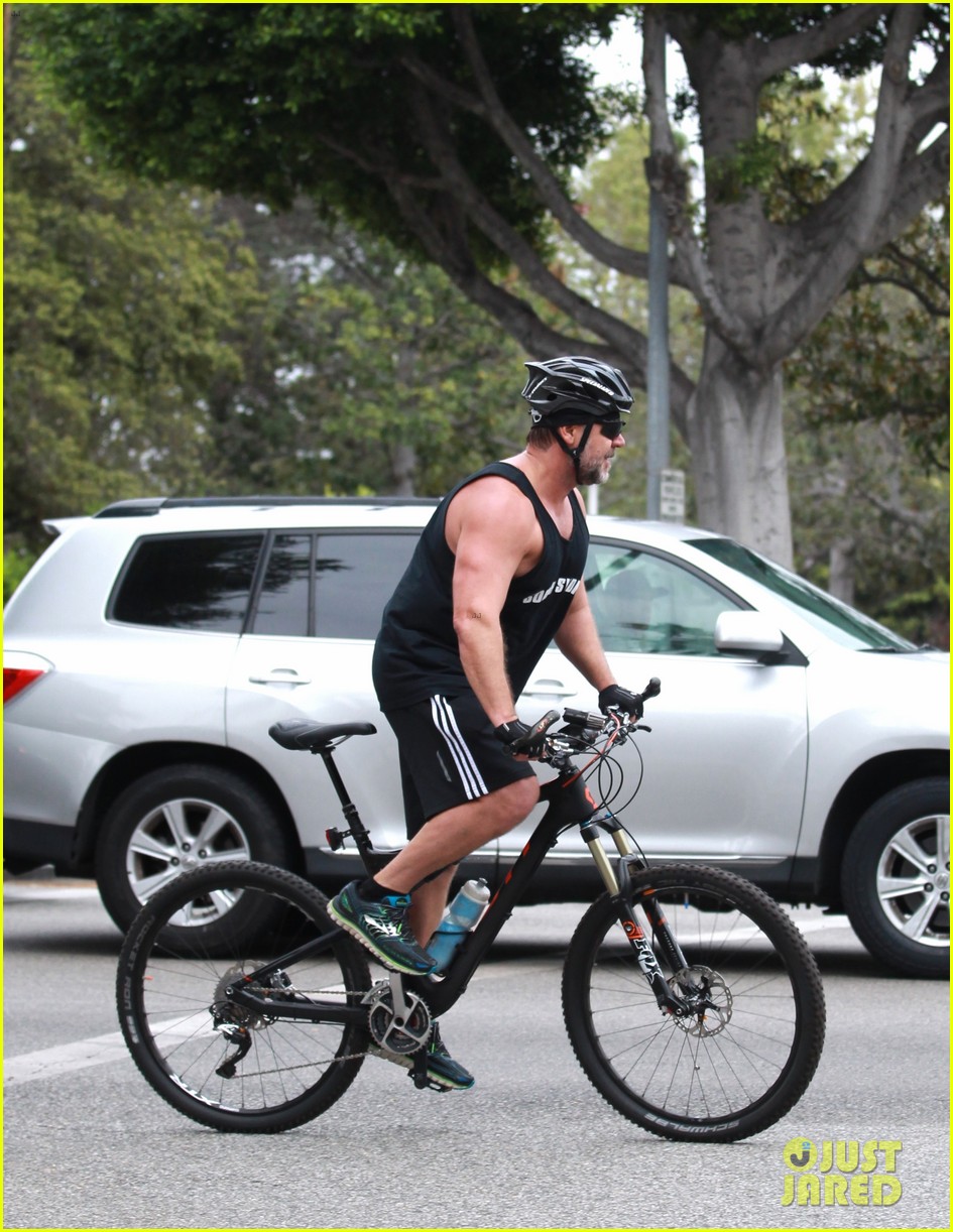 Russell Crowe Shows Off His 52 Pound Weight Loss (Photos) Photo