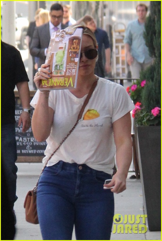 Hilary Duff is All Smiles Jetting Out of LAX Airport: Photo 3599228