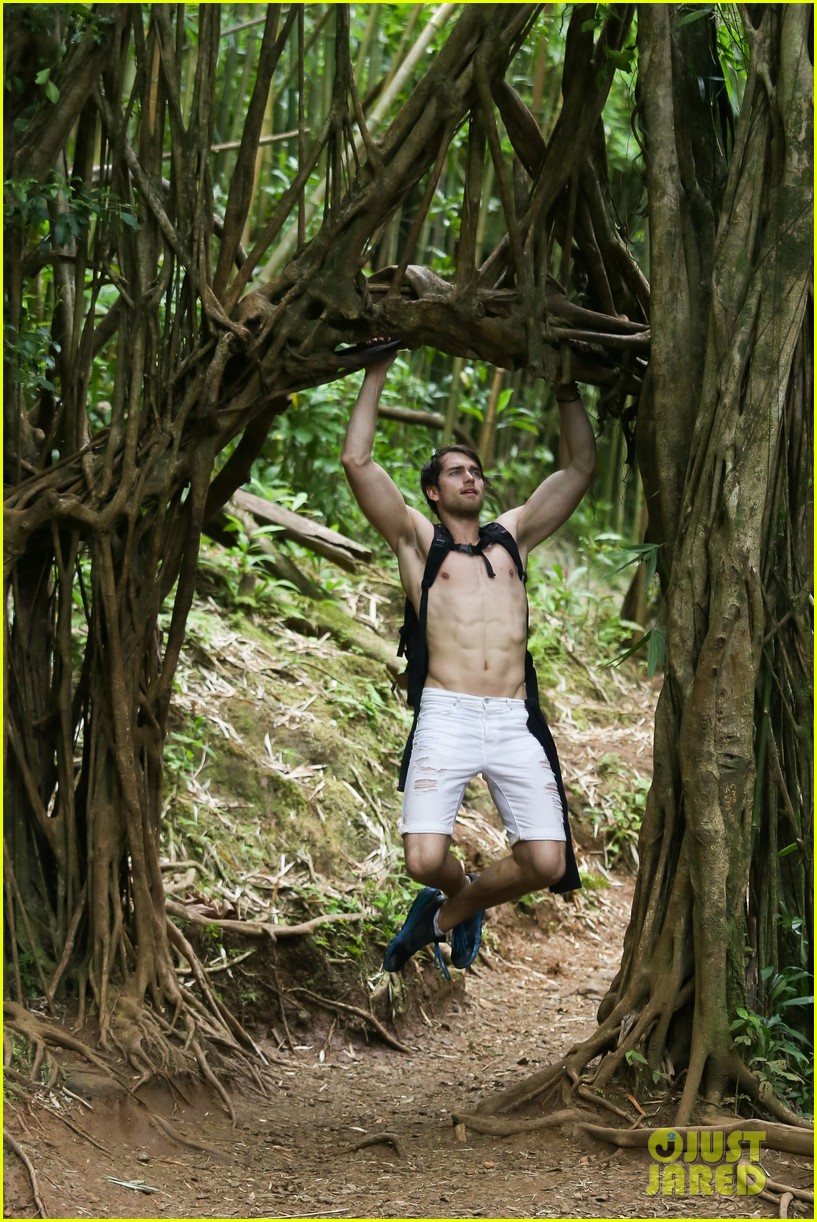 The Bold and the Beautiful's Pierson Fode Shows His Ripped Shirtless