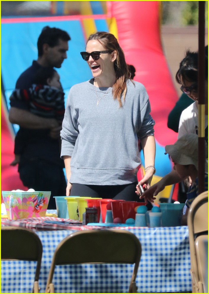 Jennifer Garner Paints Easter Eggs in Park Ahead of Holiday Photo