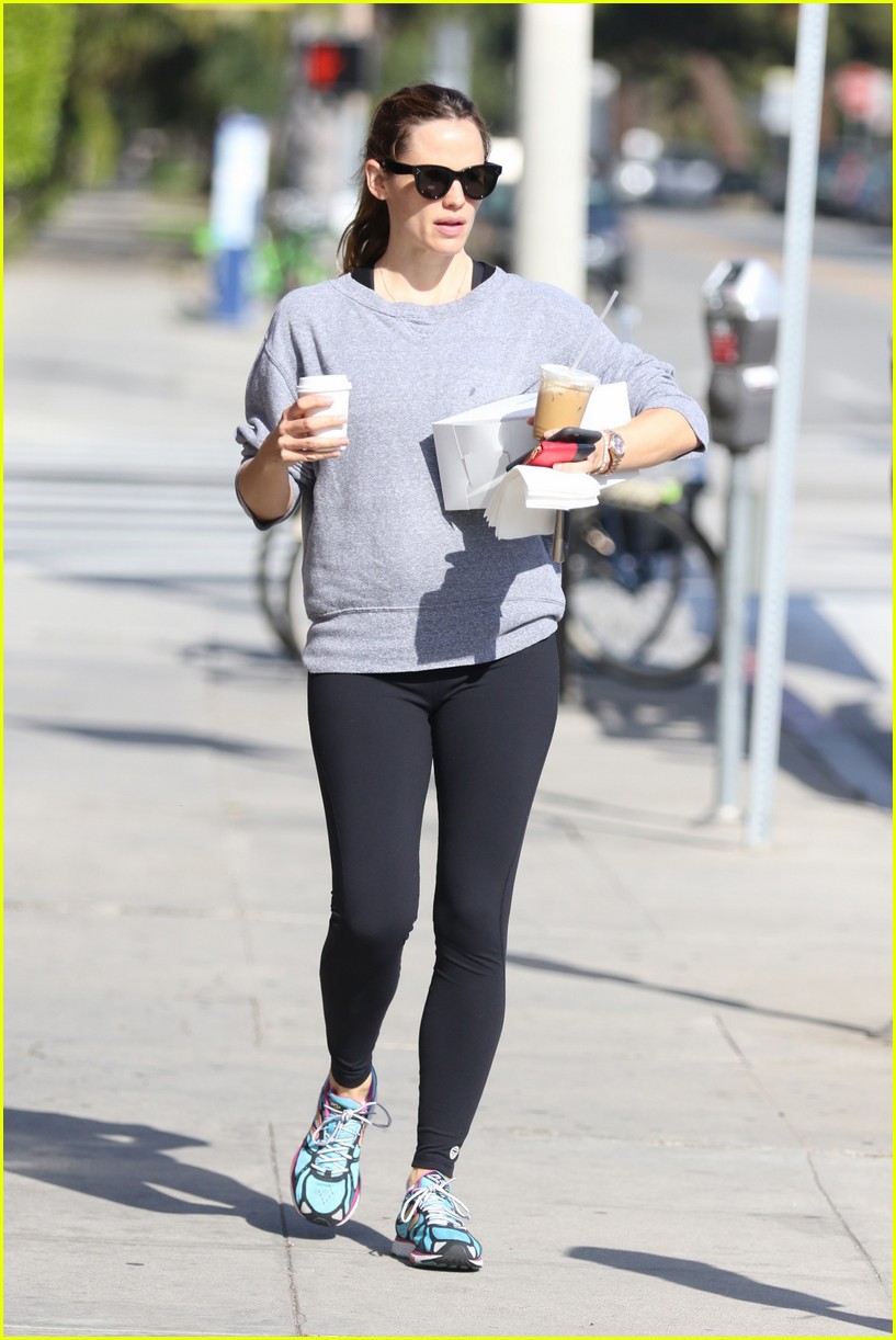 Jennifer Garner Paints Easter Eggs in Park Ahead of Holiday Photo
