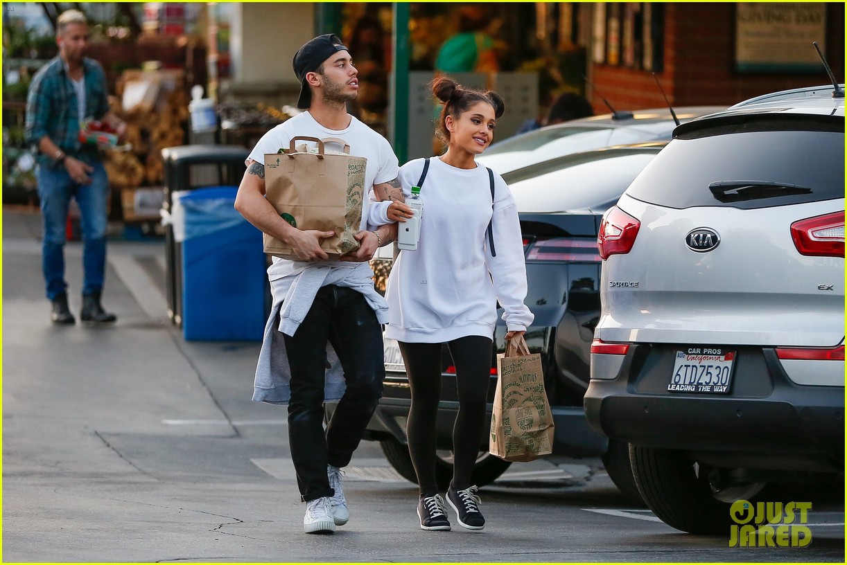 Photo: ariana grande boyfriend ricky alvarez hold hands grocery
