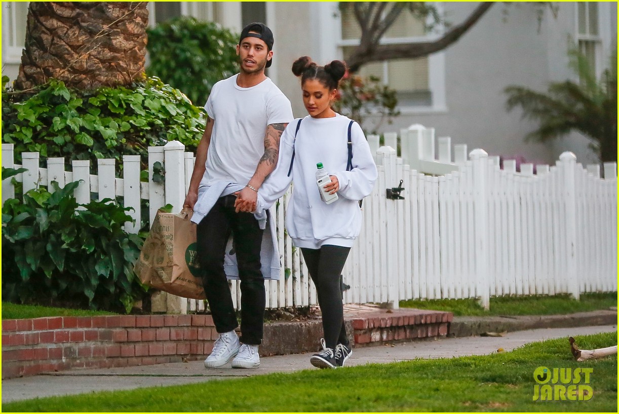 Ariana Grande & Boyfriend Ricky Alvarez Hold Hands While Grocery