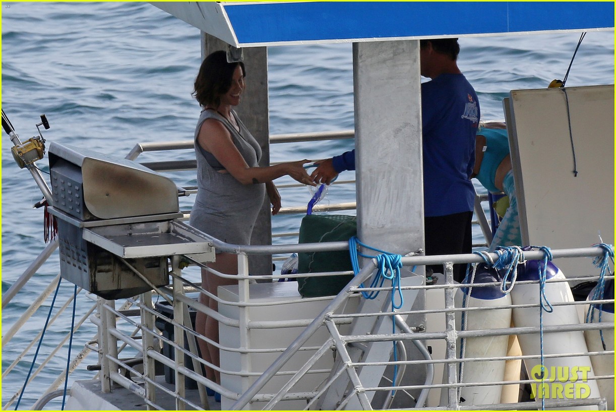 Woody Harrelson Goes Snorkeling with Pregnant Alanis Morissette in