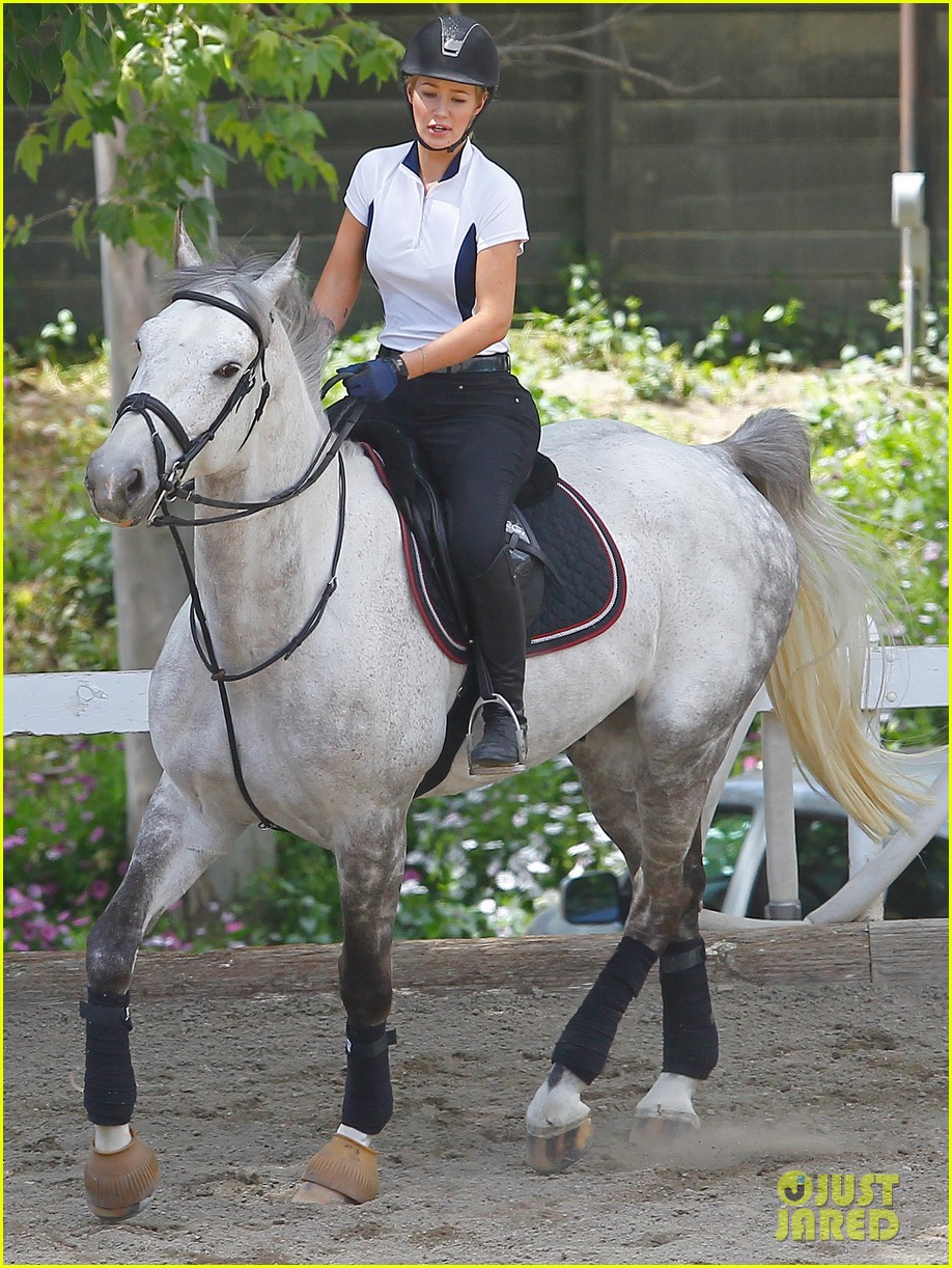 Photo iggy azalea rides horses after cheating scandal 03 Photo