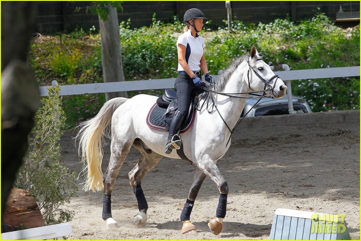 Photo iggy azalea rides horses after cheating scandal 11 Photo