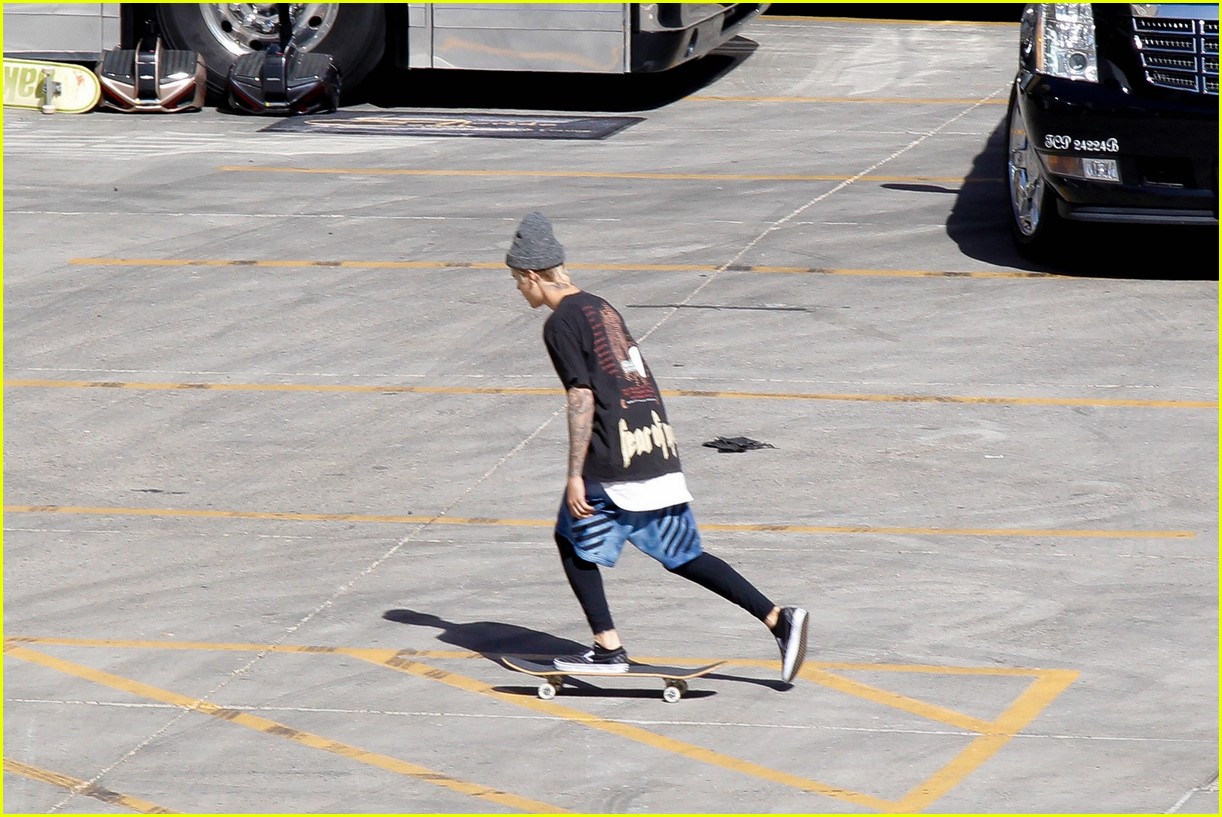 Justin Bieber Skateboards at Venue Before Arizona 'Purpose' Show Photo 3618433 Justin Bieber