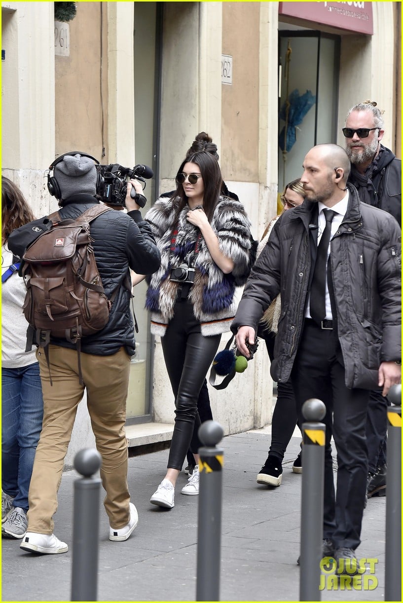 Photo kendall jenner brings her film camera to rome 18 Photo 3602509