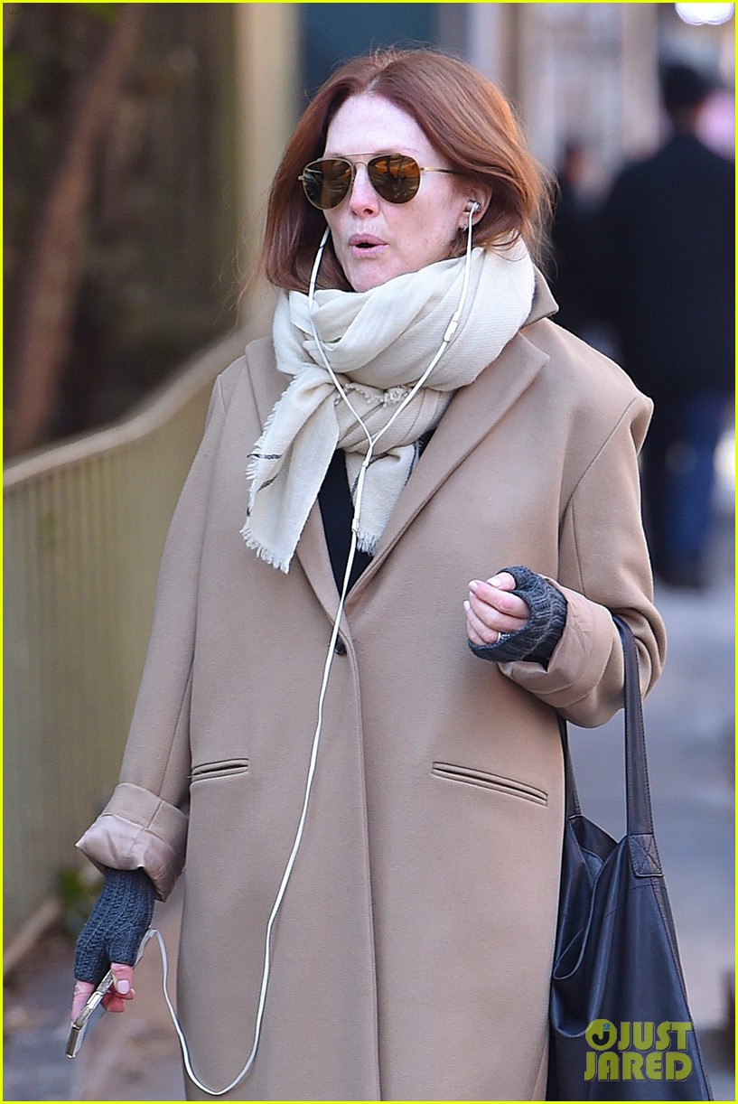 Julianne Moore Bundles Up in NYC After Chic Oscars Appearance Photo(02)