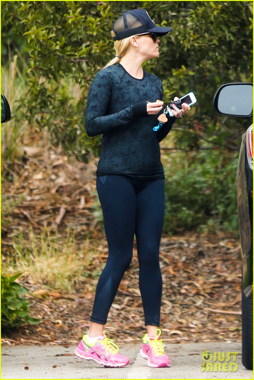 Photo: reese witherspoon hike dog brentwood 18 | Photo 3599183 | Just Jared