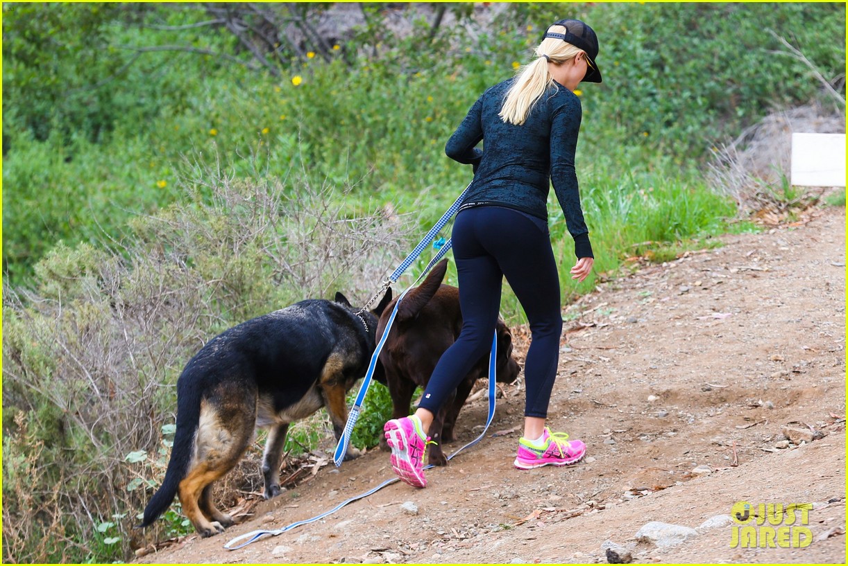 Reese Witherspoon is Excited to Read Kate Hudson's New Book: Photo
