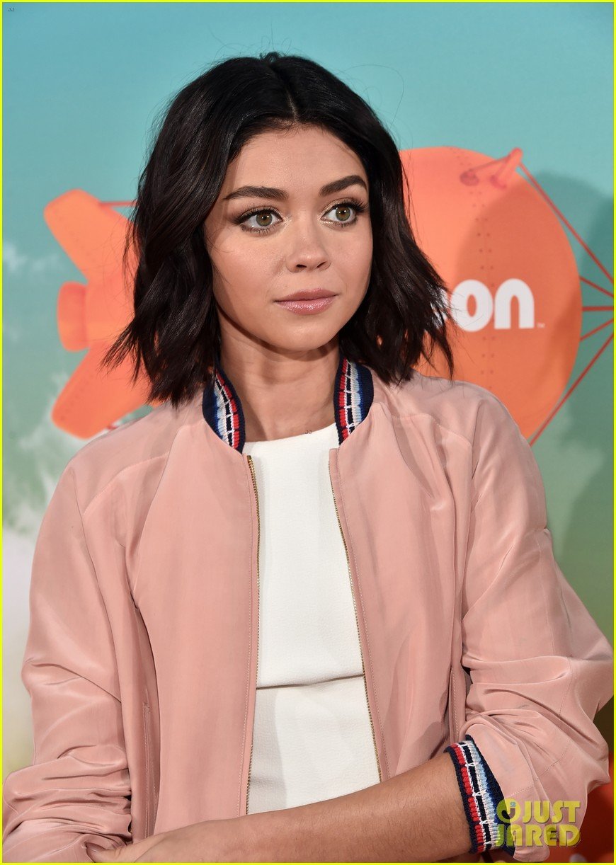 Sarah Hyland Shows Off New Dark Hair at the Kids Choice Awards 2016