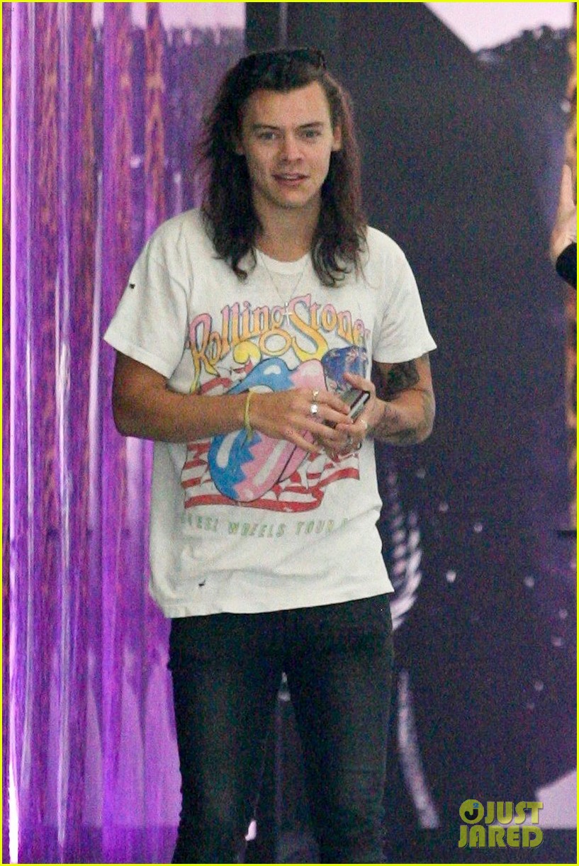 Harry Styles Sports Style to Shop at Saint Laurent: Photo 3613944 | Harry Styles, One Direction Pictures | Just Jared