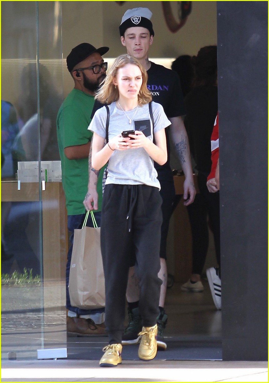 lily rose depp with friends at grove 073642179