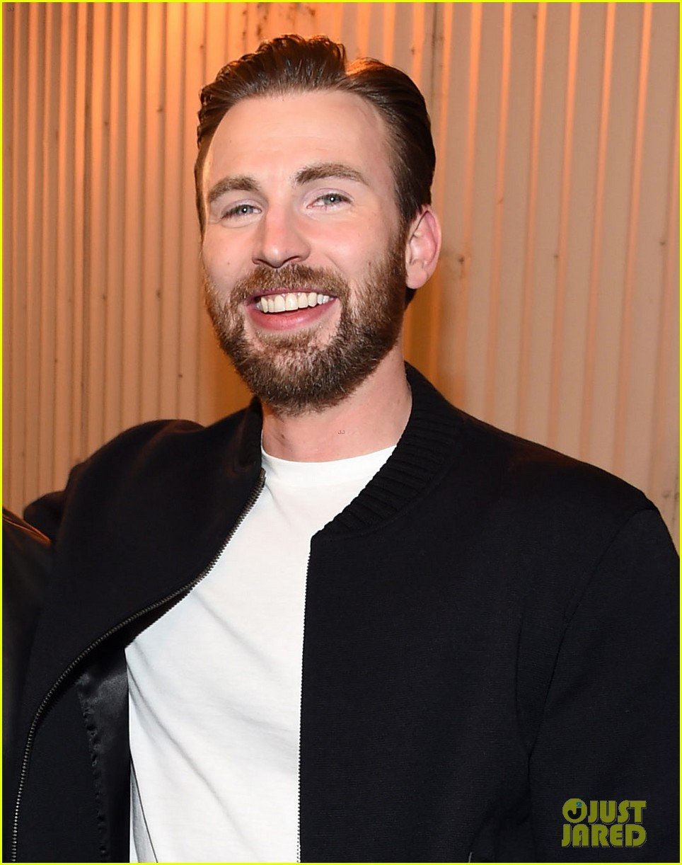 Chris Hemsworth & Chris Evans Buddy Up at MTV Movie Awards 2016 Photo