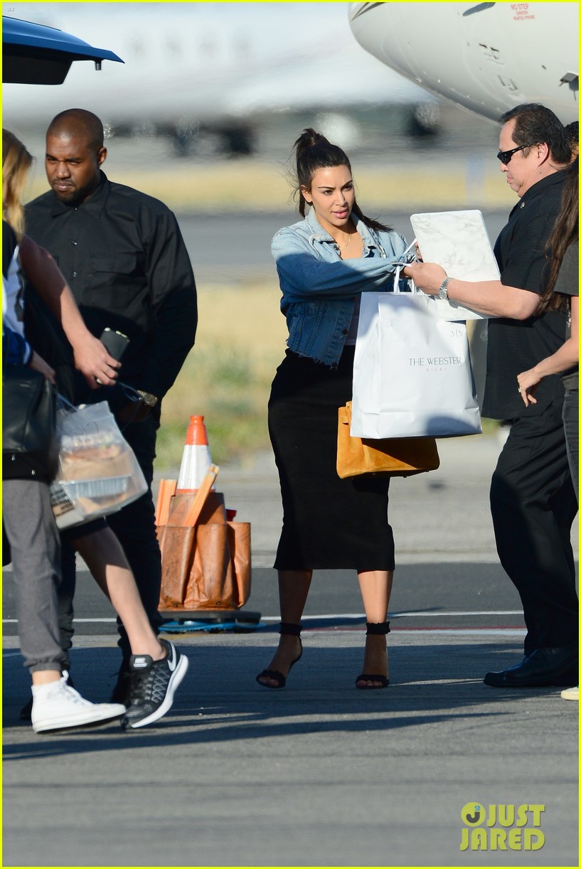 Kim Kardashian Sticks with Her Diet, Avoids Tempting Chicken & Waffles(02)