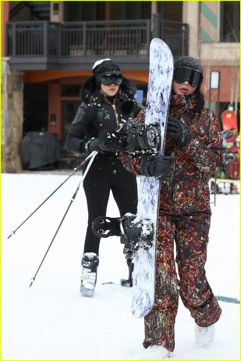 Khloe Kardashian & Sisters Hit Slopes for Some Snowboarding: Photo