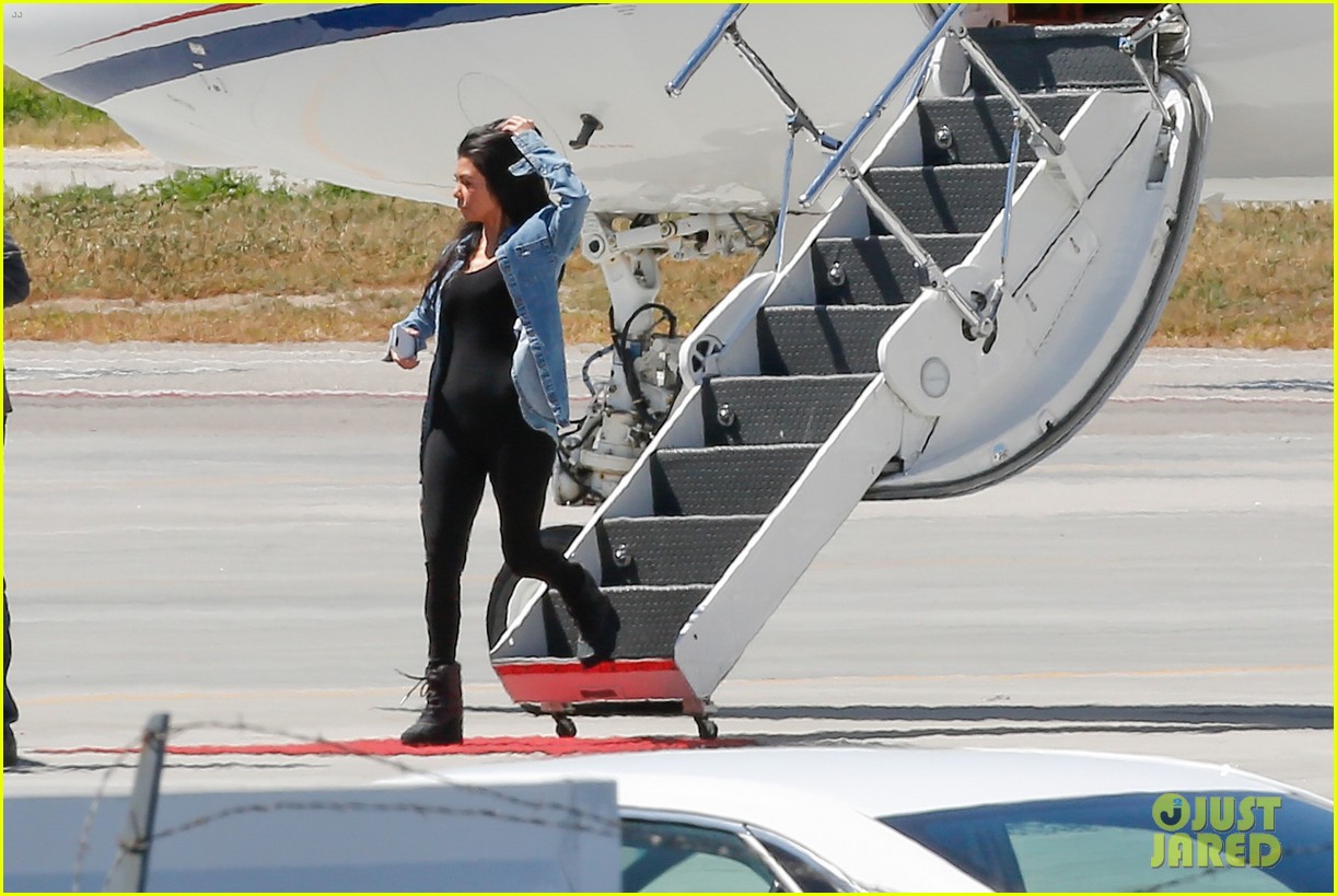 Kris Jenner Jets Kardashian Family Off to Surprise Location Photo(01)