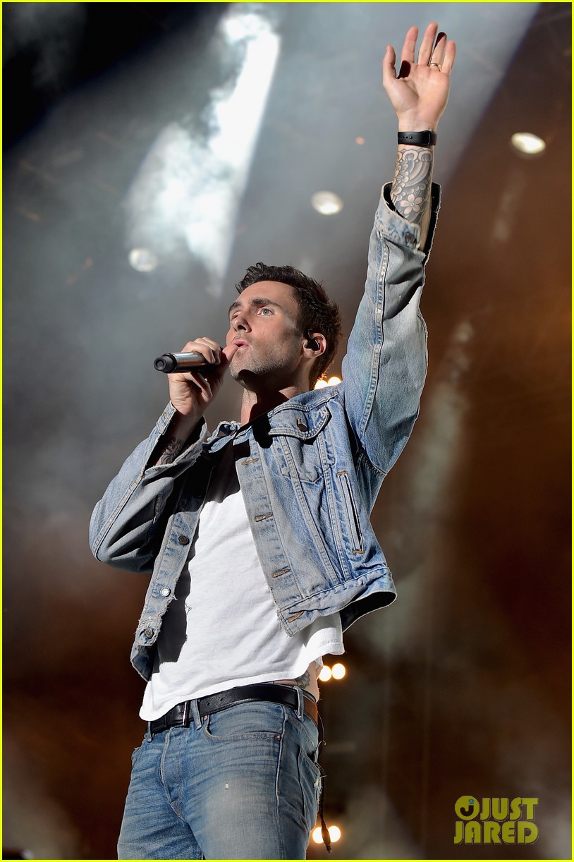 Maroon 5 Performs 'Animals' at iHeartRadio Music Awards 2016 - Watch Now!:  Photo 3622260 | 2016 iHeartRadio Music Awards, Adam Levine, Aloe Blacc, Flo  Rida, Maroon 5, Pitbull Pictures | Just Jared