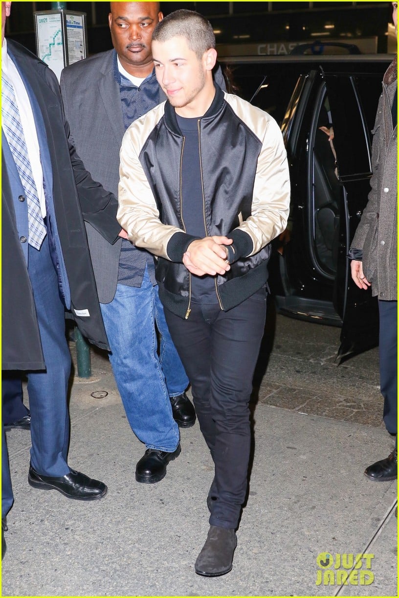 Nick Jonas Is a Sexy Landscaper in 'SNL' Skit Photo 3633631 Julia