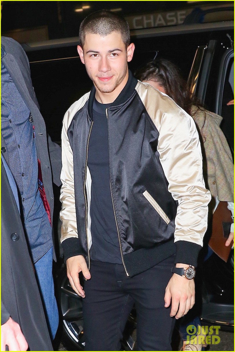 Photo nick jonas saturday night live skit pool boy 02 Photo 3633632