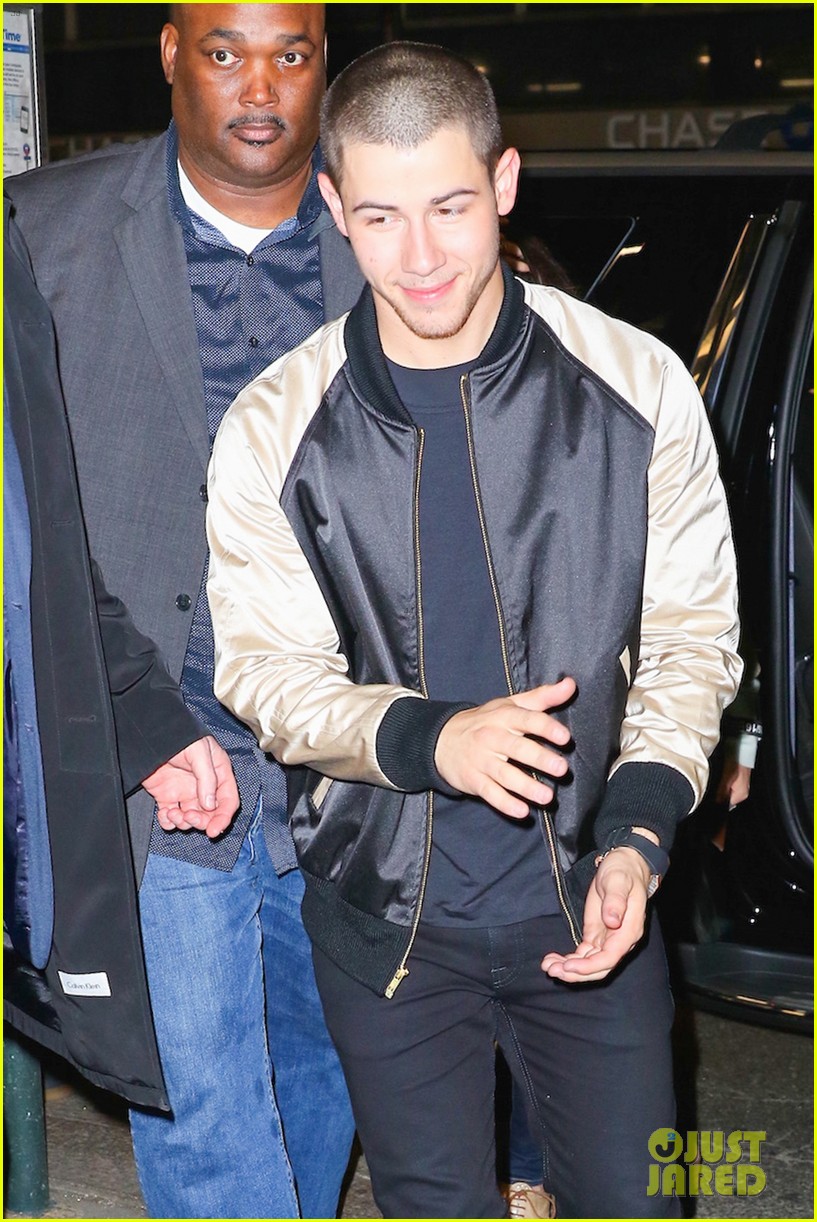 Photo nick jonas saturday night live skit pool boy 13 Photo 3633643