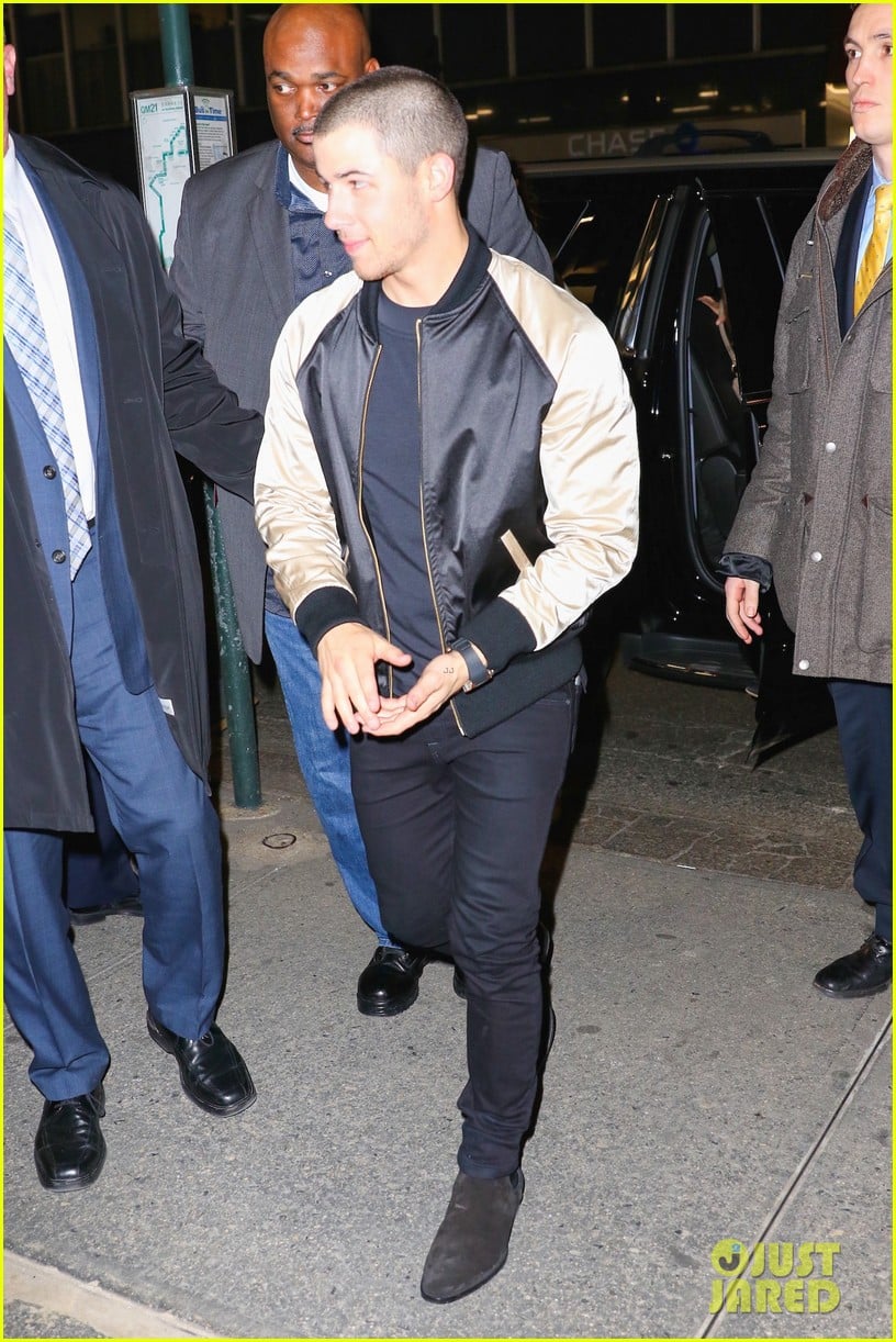 Nick Jonas Is a Sexy Landscaper in 'SNL' Skit Photo 3633647 Julia